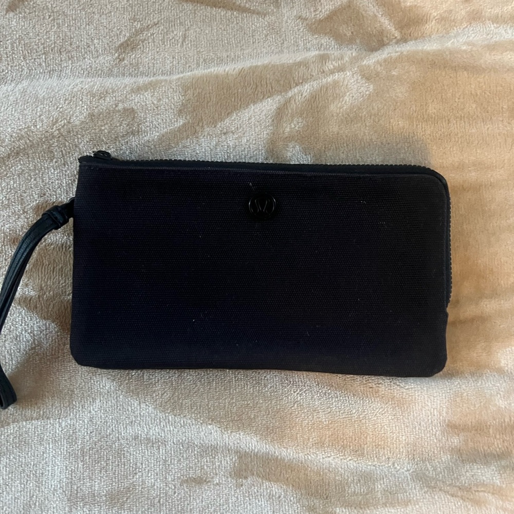 Lululemon dobble zip wallet.
